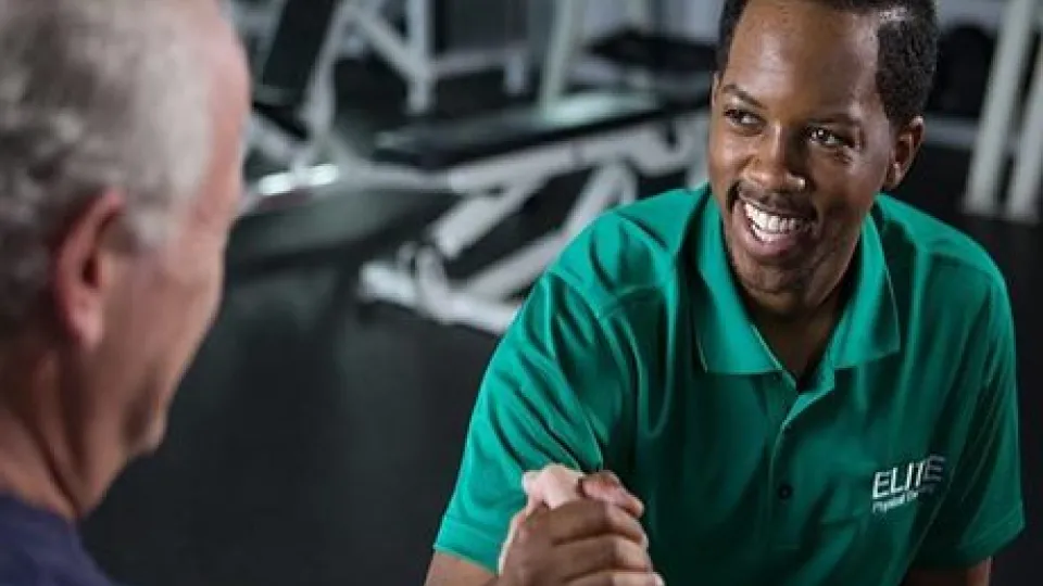 physical therapy assistant physical therapy assistant helping client