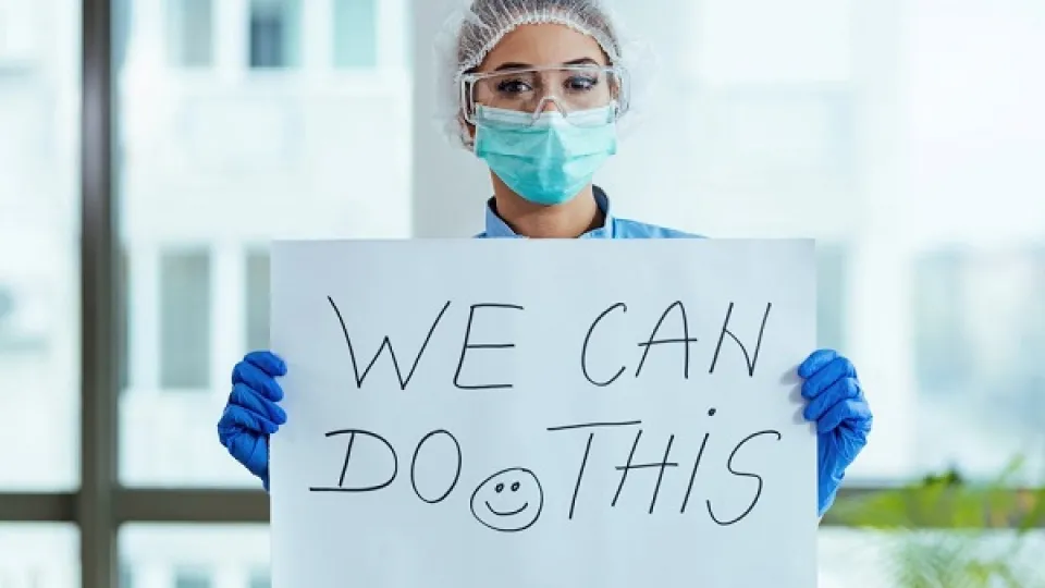 Nurse holding sign saying &quot;we can do this&quot;
