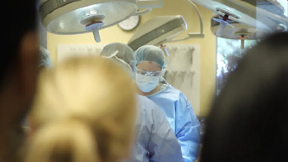 ST_blog_web Students watch a surgery.
